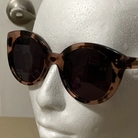 NEW DIFF Emmy Cat Eye Tortoise/Gray Sunglasses w/Case & Cleaning Cloth Diff Eyewear - Emmy - Dark Tortoise Grey Sunglasses (Add-On) main image 3